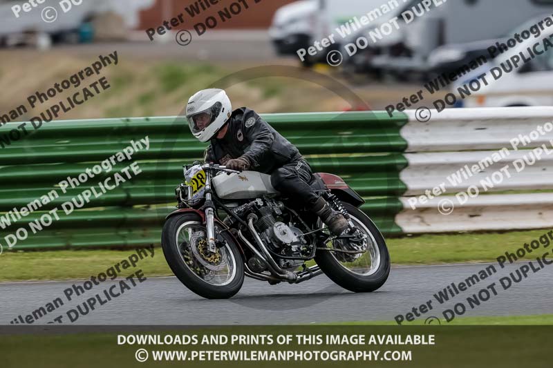 Vintage motorcycle club;eventdigitalimages;mallory park;mallory park trackday photographs;no limits trackdays;peter wileman photography;trackday digital images;trackday photos;vmcc festival 1000 bikes photographs